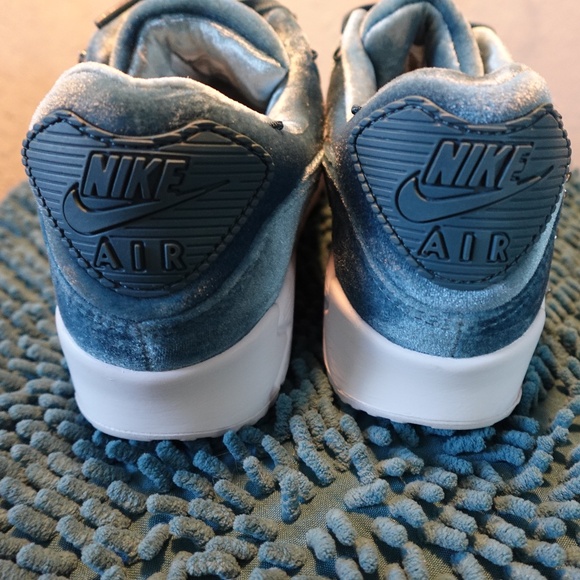 Nike Air Max 90 velvet sneakers in ash green/metallic silver - Picture 4 of 5